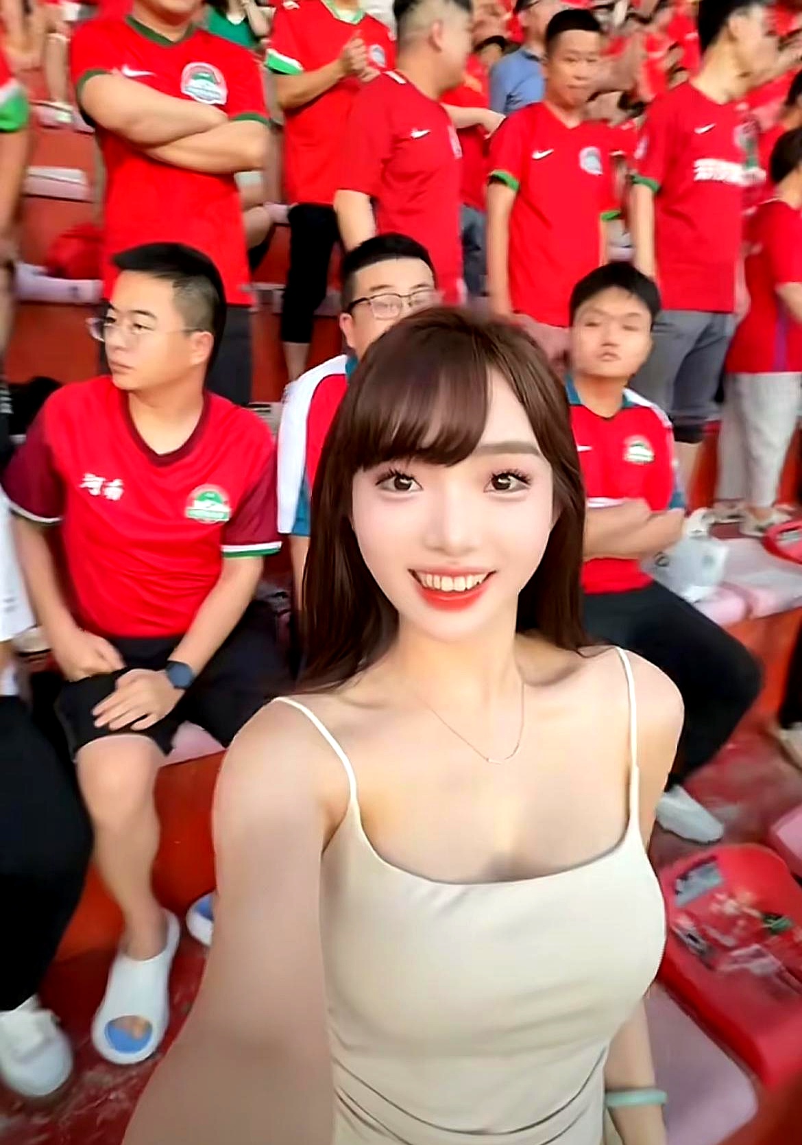 包含赛地聚焦：意大利杯集结日热度飙升，新疆广汇再遭质疑，球迷炸锅，身体对抗强度拉满的词条